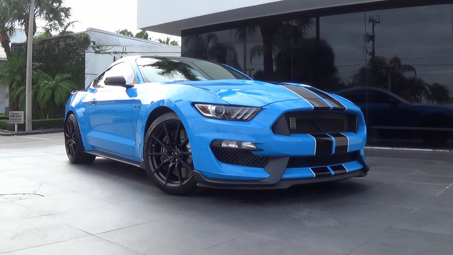 Video: 2017 Ford Mustang Shelby GT350 Loud Sound Acceleration + Full Tour
