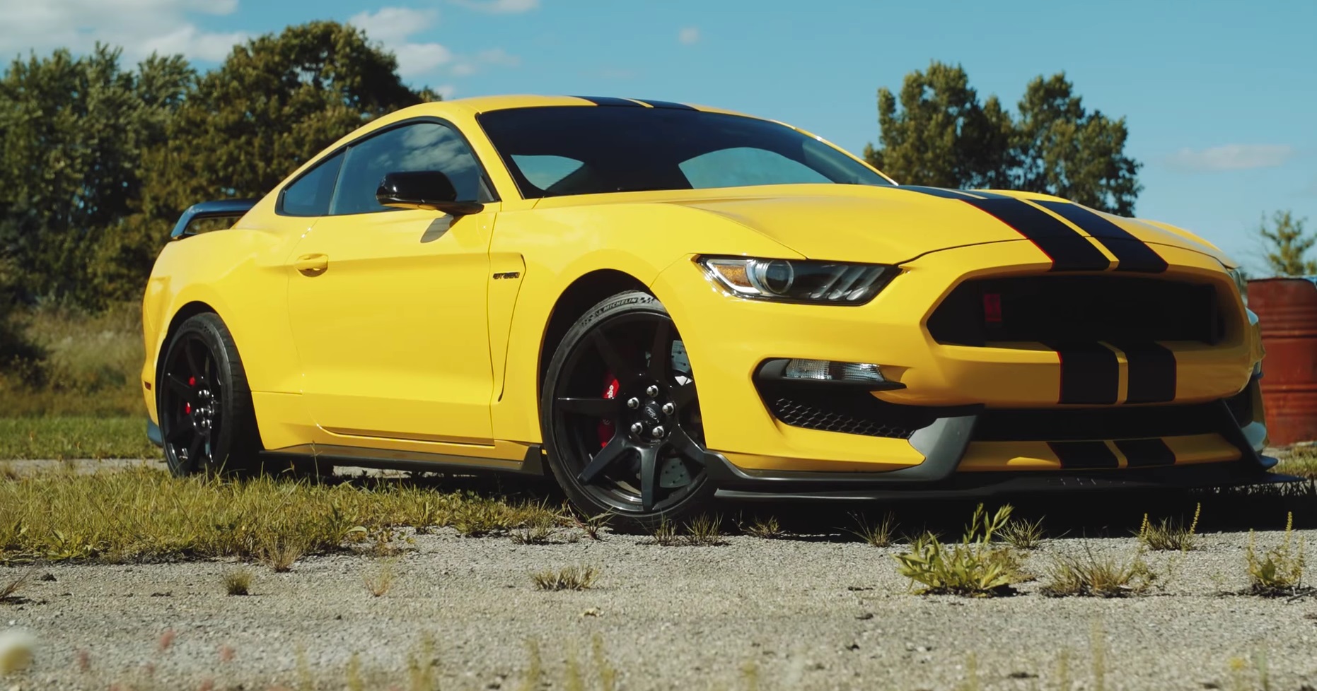 Video: Ford Mustang Shelby GT350R - Mustang Plus - Carfection