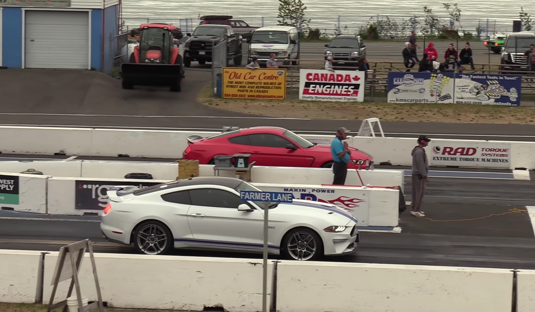 Video: 2018 Ford Mustang Shelby GT350 vs 2018 Mustang GT - 1/4 Mile Drag Race