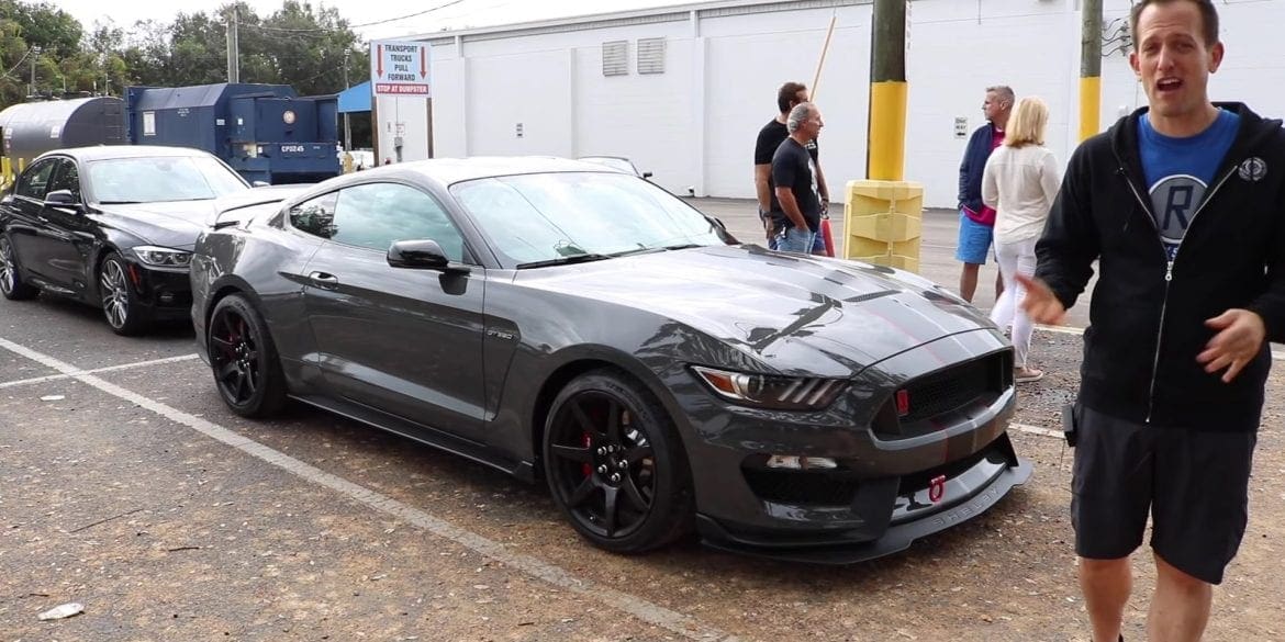 Video: How Does A 2018 Ford Mustang Shelby GT350R Differ From A GT350?