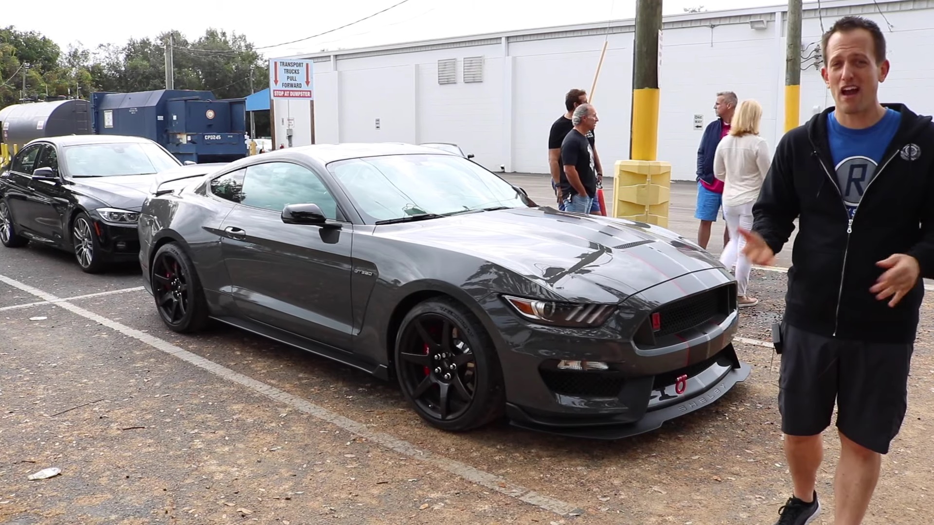 Video: How Does A 2018 Ford Mustang Shelby GT350R Differ From A GT350?