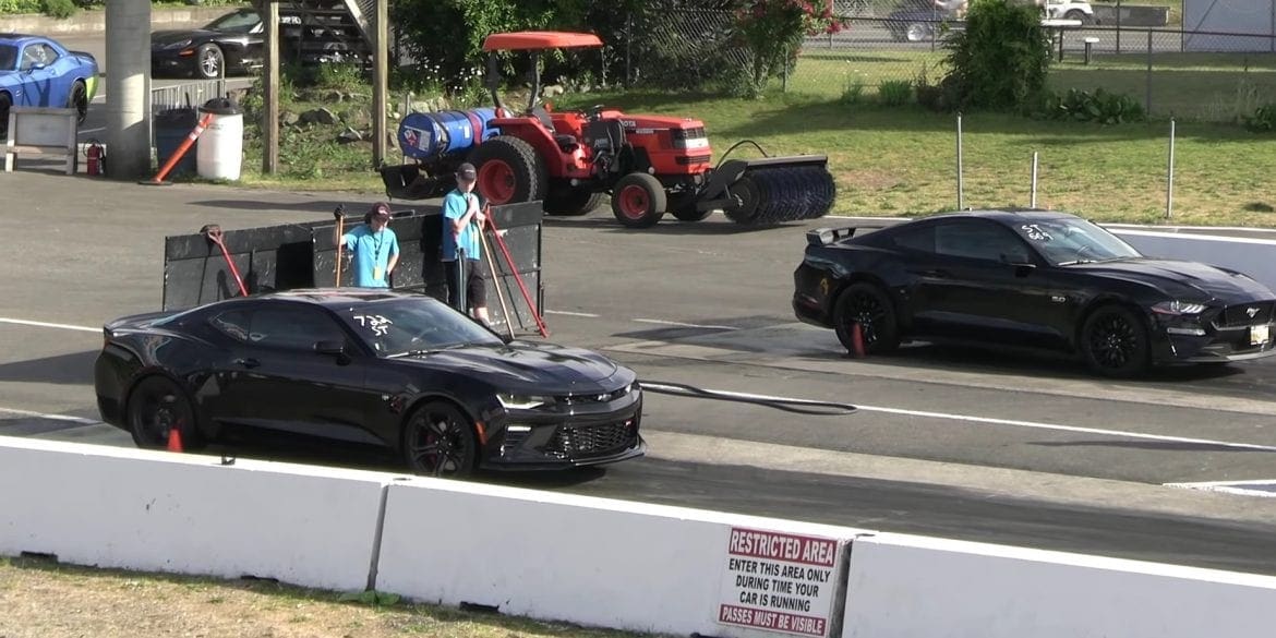 Video: 2019 Ford Mustang GT vs Camaro SS vs 2017 Mustang - Drag Race