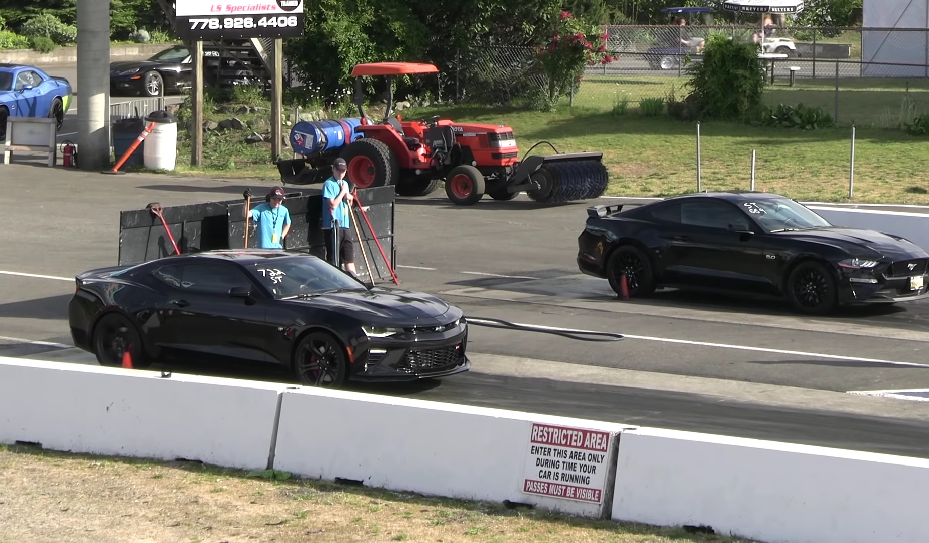 Video: 2019 Ford Mustang GT vs Camaro SS vs 2017 Mustang - Drag Race