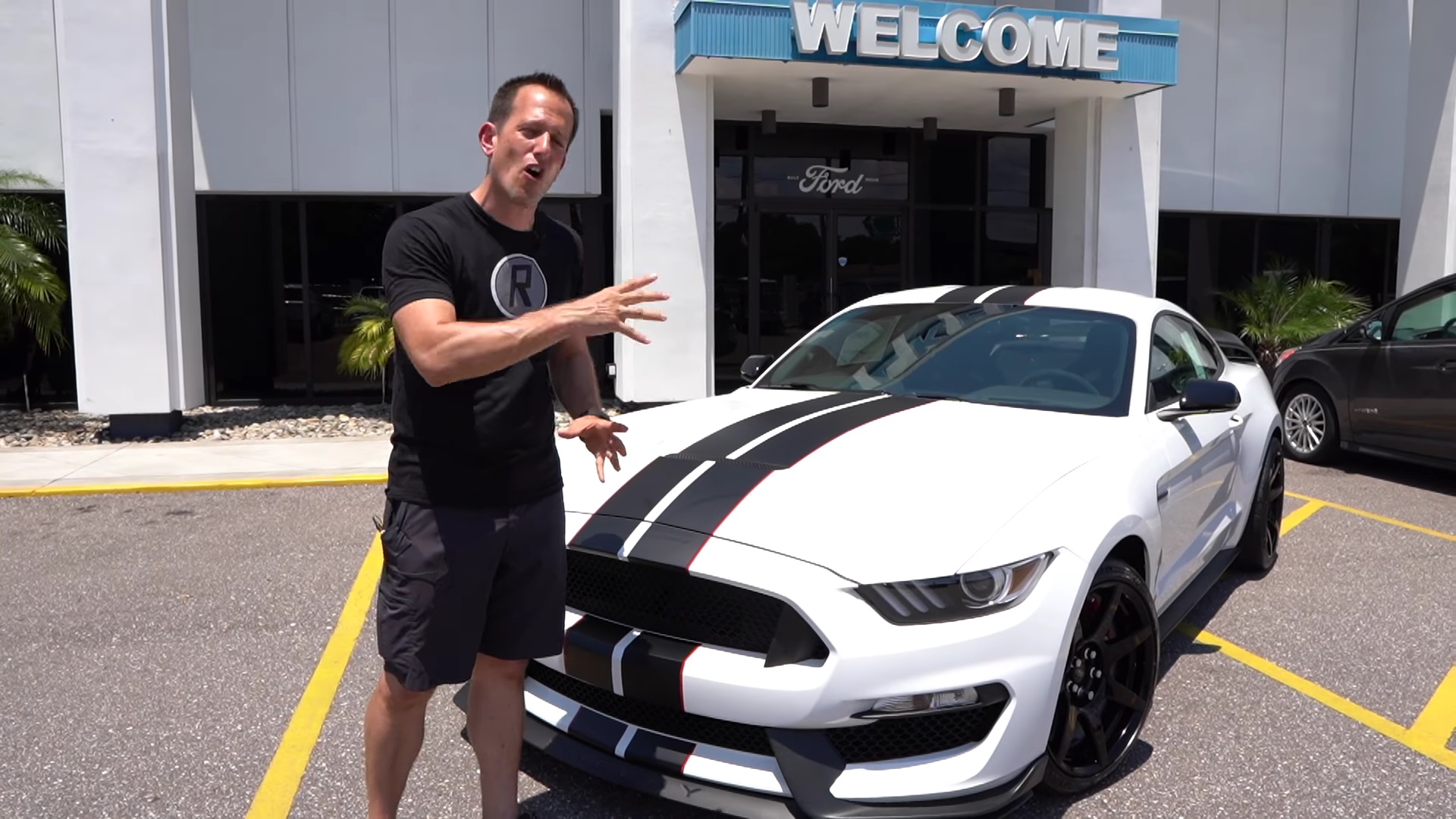 Video: Is The 2019 Ford Mustang Shelby GT350R Better Than The 2020 GT500?