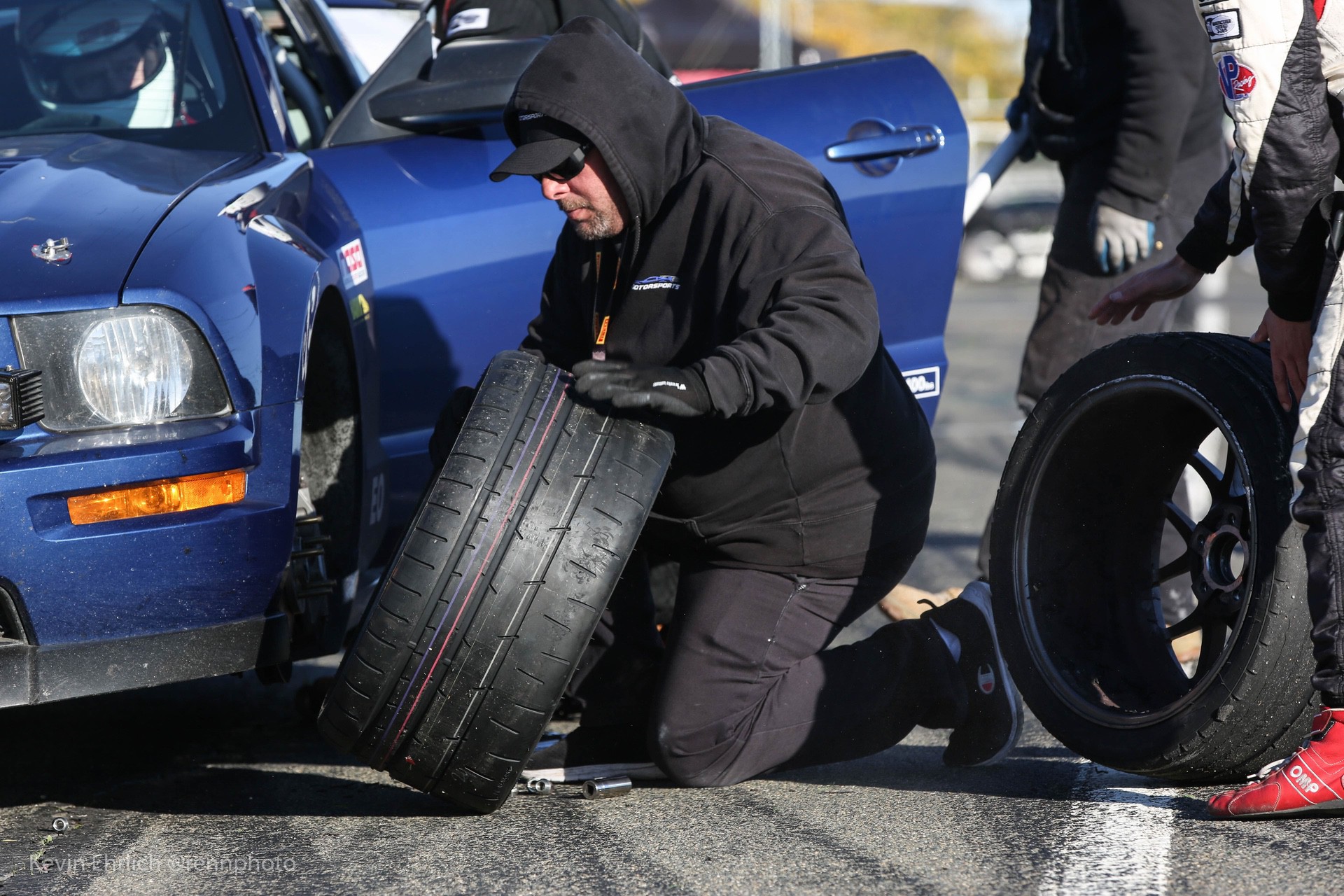 Pit crew changing tires on 2008 Ford Mustang at Thunderhill 2021